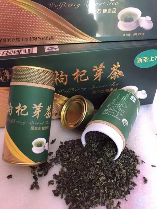 小得盈满夏风粘 ,花未全开月半圆.酒饮微醉佳趣有,绿荫幽草可爱怜